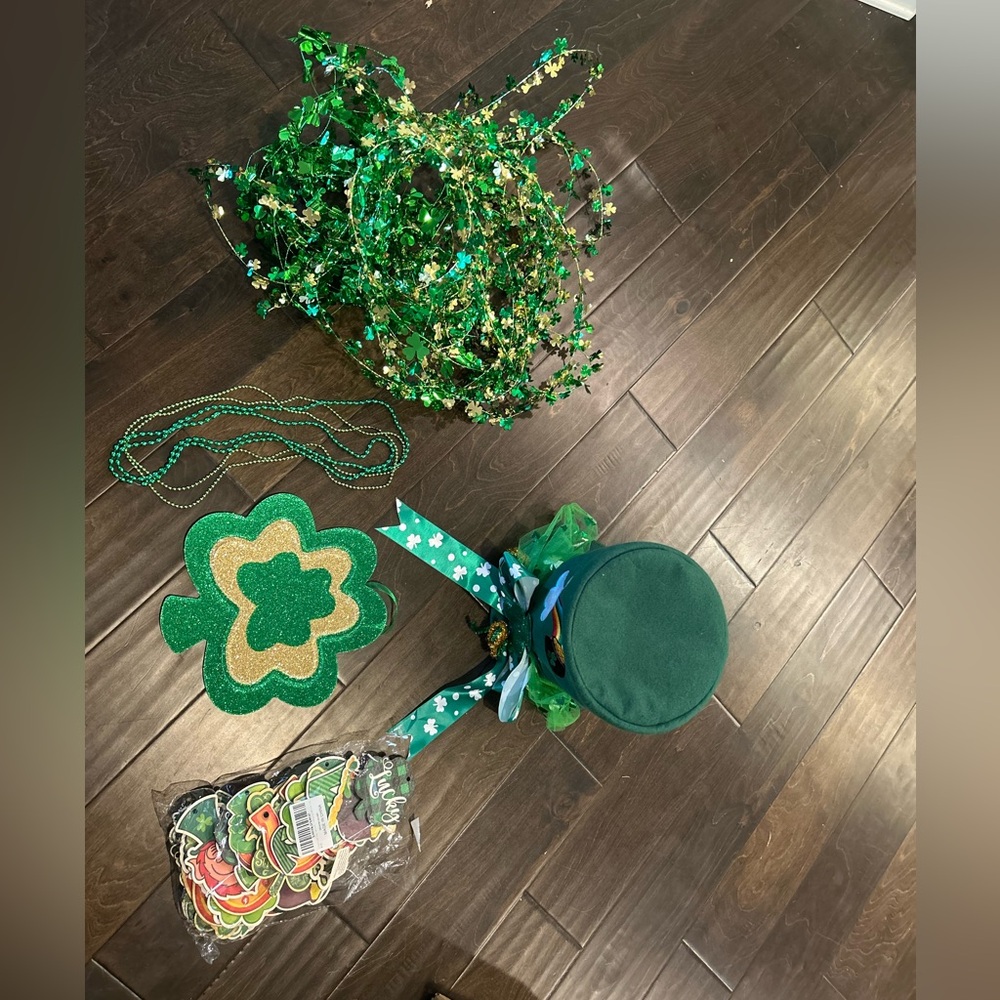 ⬇️ FINAL PRICE DROP! ⬇️  Assorted St. Patrick’s Day decor